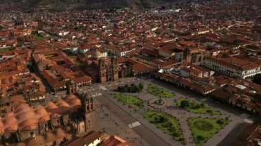 Cusco kentinin ana meydanının havadan drone görünümü-Plaza de Armas. Peru, Güney Amerika.