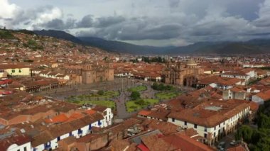 Cusco kentinin ana meydanının havadan drone görünümü-Plaza de Armas. Peru, Güney Amerika.