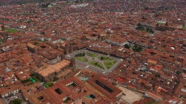 Cusco kentinin ana meydanının havadan drone görünümü-Plaza de Armas. Peru, Güney Amerika.