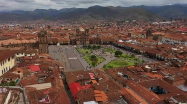Cusco kentinin ana meydanının havadan drone görünümü-Plaza de Armas. Peru, Güney Amerika.