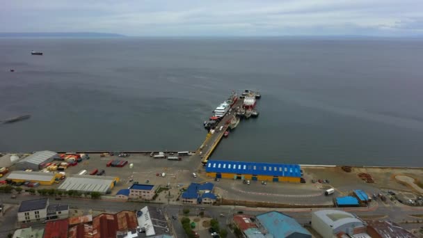Вид с воздуха на океанический порт Пунта-Аренас, Патагонское Чили. Ломбард в Магеллановском проливе . — стоковое видео
