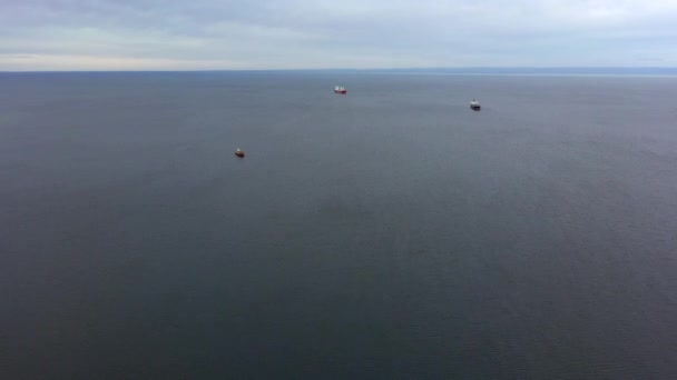 Lotnicze Drone widok na łodzi żaglowych oceanu w pobliżu Punta Arenas, chilijska Patagonia — Wideo stockowe