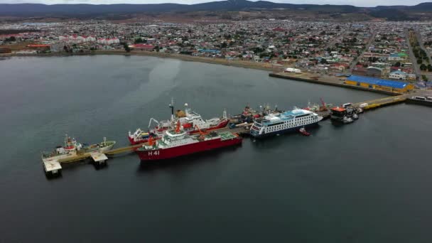 Vista aérea do porto oceânico de Punta Arenas, Patagônia Chile. Localizado no Estreito de Magalhães . — Vídeo de Stock