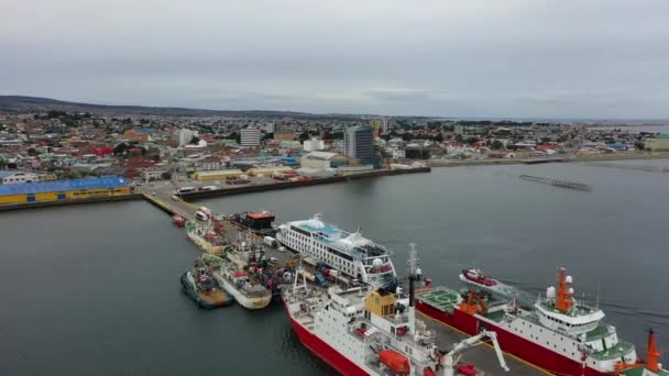 Vista aérea do porto oceânico de Punta Arenas, Patagônia Chile. Localizado no Estreito de Magalhães . — Vídeo de Stock