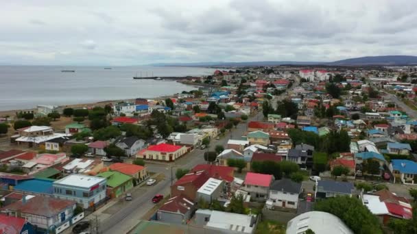 Lotnicze Drone widok majestatyczny Punta Arenas miasta, Chile. Patagonia, Ameryka Południowa — Wideo stockowe