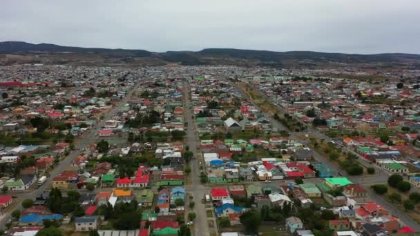 Drohnenaufnahme der majestätischen Stadt Punta Arenas, Chile. Patagonien, Südamerika — Stockvideo