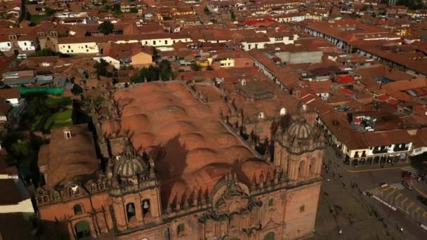 Aerial Drone utsikt över den romersk-katolska katedralen i det stora torget i Cusco, Peru — Stockvideo