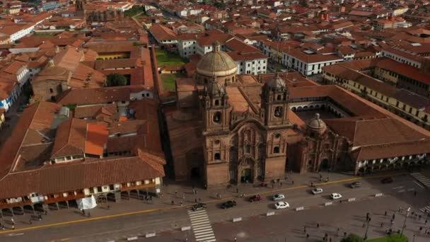 Aerial Drone utsikt över den romersk-katolska katedralen i det stora torget i Cusco, Peru — Stockvideo