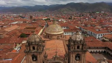 Cusco ana meydanında Roma Katolik Katedrali hava drone görünümü, Peru