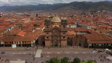 Cusco ana meydanında Roma Katolik Katedrali hava drone görünümü, Peru