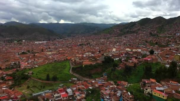 Aerial Drone utsikt över en gammal stad Cusco-huvudstaden i Inca civilisation. Peru, Sydamerika. — Stockvideo