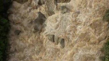 Tam Flood Machu Picchu ve Andes yakın hava drone üst görünümü Urubamba Nehri.