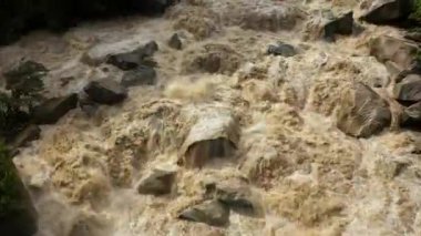 Havadan dron, Machu Picchu ve Andes 'in yakınındaki Urubamba nehrini tam Flood 'da görün.