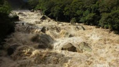 Tam Flood Machu Picchu ve Andes yakın Urubamba Nehri hava drone yavaş hareket görünümü.