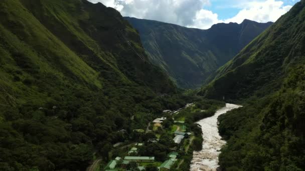 Luchtfoto drone View van Urubanba vallei en de rivier in de buurt van Machu Picchu, Peru — Stockvideo