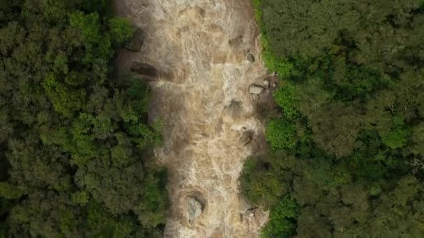 Vue aérienne du dessus du drone Rivière Urubamba près du Machu Picchu et des Andes en pleine inondation . — Video