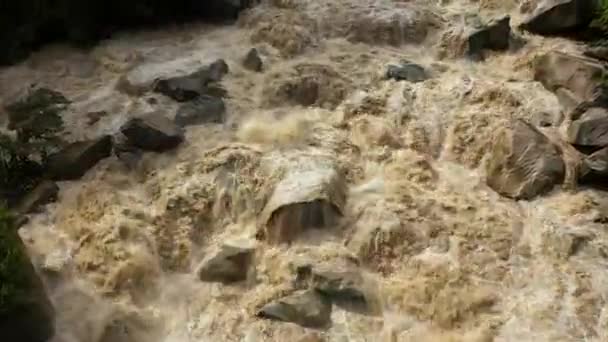 フル洪水でマチュピチュとアンデスの近くの空中ドローンビューウルバンバ川. — ストック動画