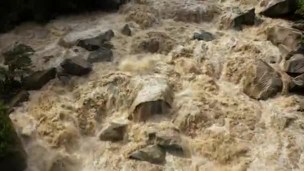 Vzdušný výhled na řeku Urubamba poblíž Machu Picchu a Andes v plném povodni. — Stock video