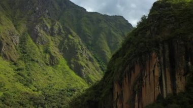 Machu Picchu yakınlarındaki Andes vadisinde hava drone görünümü, Peru, Güney Amerika