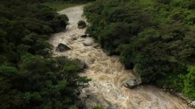 Tam Flood Machu Picchu ve Andes yakın Urubamba Nehri hava drone yavaş hareket görünümü.
