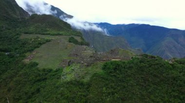 Machu Picchu antik Inka Harabeleri hava drone görünümü. Peru, Latin Amerika