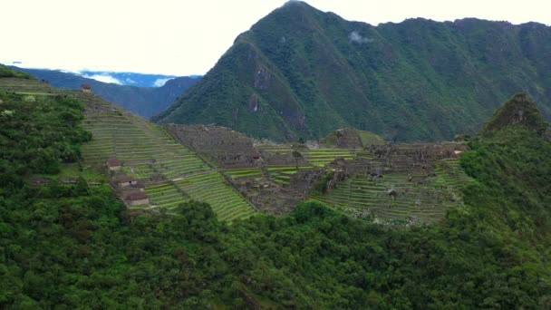 Machu Picchu antik Inka Harabeleri hava drone görünümü. Peru, Latin Amerika — Stok video