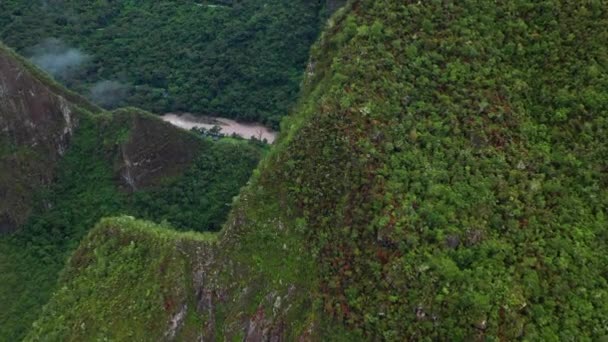 Vista aérea del dron en el valle de los Andes cerca de Machu Picchu, Perú, América del Sur — Vídeo de stock