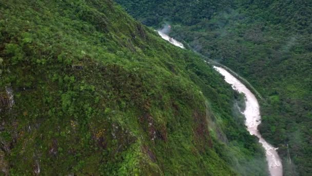 Antenn drönare på Andes Valley nära Machu Picchu, Peru, Sydamerika — Stockvideo