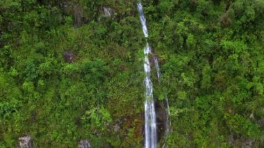 Hava drone Andes Dağları, Peru bir uçurum şelalesinin etrafında yeşil bir orman üzerinde yavaş hareket uçan.