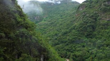 Machu Picchu yakınlarındaki Andes vadisinde hava drone görünümü, Peru, Güney Amerika