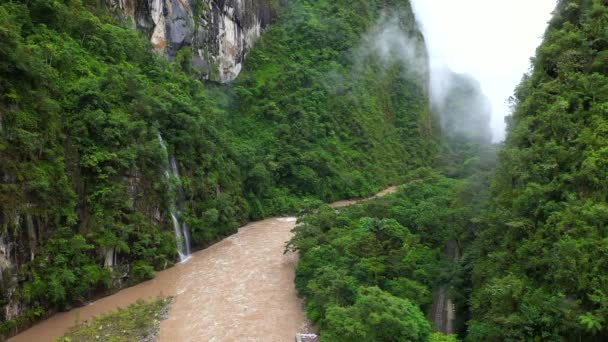 Antenn drönare på Andes Valley nära Machu Picchu, Peru, Sydamerika — Stockvideo