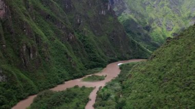 Machu Picchu yakınlarındaki Andes vadisinde hava drone görünümü, Peru, Güney Amerika