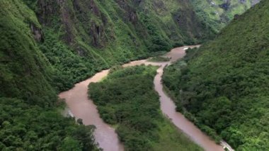 Machu Picchu yakınlarındaki Andes vadisinde hava drone görünümü, Peru, Güney Amerika