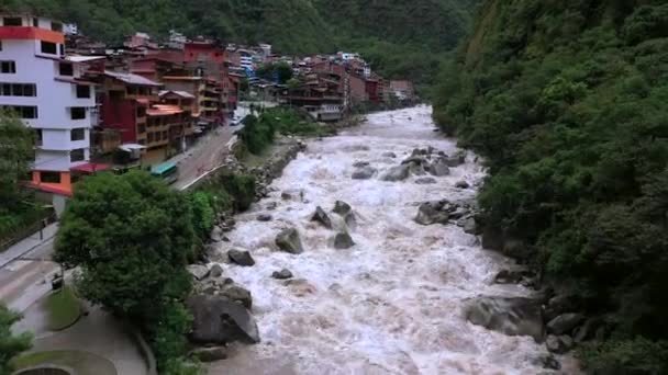 Peru, Güney Amerika 'da Machu Picchu yakınlarındaki Aguas Calientes köyünün ve Urubamba nehrinin havadan drone görünümü. — Stok video