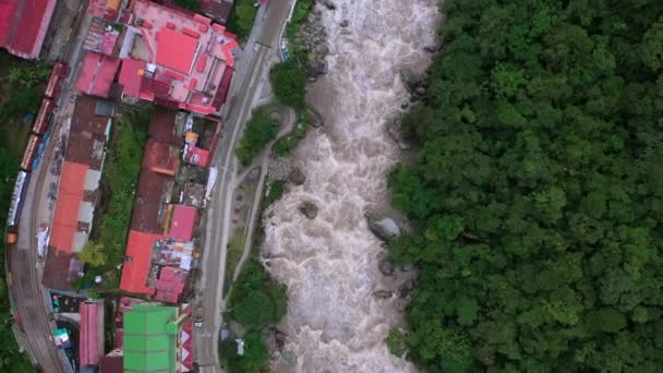 Légi drone tekintettel Aguas calientes falu és Urubamba folyó közelében Machu Picchu Peruban, Dél-Amerikában. — Stock videók