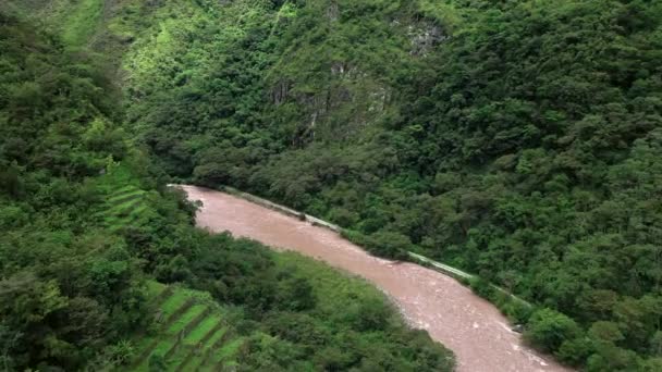 Drohnenaufnahme aus der Luft auf das Anden-Tal in der Nähe des Machu Picchu, Peru, Südamerika — Stockvideo