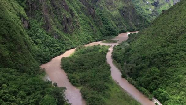 Vista aérea del dron en el valle de los Andes cerca de Machu Picchu, Perú, América del Sur — Vídeo de stock