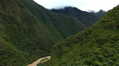 Machu Picchu yakınlarındaki Andes vadisinde hava drone görünümü, Peru, Güney Amerika