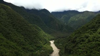 Machu Picchu yakınlarındaki Andes vadisinde hava drone görünümü, Peru, Güney Amerika