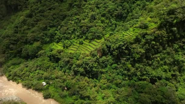 マチュピチュ、ペルー、南アメリカの近くのアンデス渓谷の空中ドローンビュー — ストック動画