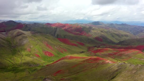 Drohnenpanorama des atemberaubenden roten Tals der Anden, Peru — Stockvideo