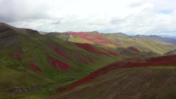 Panorama aérien de drones de la vallée rouge à couper le souffle des Andes, Pérou — Video