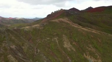 Vinicunca, Rainbow Mountain, Peru 'da kırmızı renkli dağ taşları havadan drone görünümü
