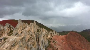 Vinicunca, Rainbow Mountain, Peru 'da kırmızı renkli dağ taşları havadan drone görünümü