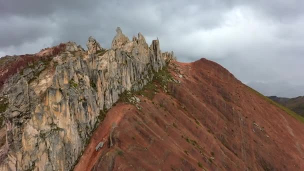Luchtfoto drone mening van rode clored berg stenen in Vinicunca, de berg van de regenboog, Peru — Stockvideo