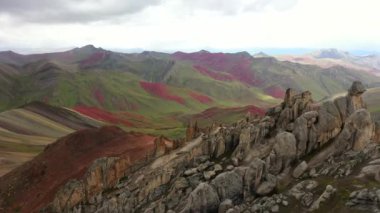 Andes Dağları 'nın nefes kesen kırmızı Vadisi 'nin havadan drone Panoraması, Peru