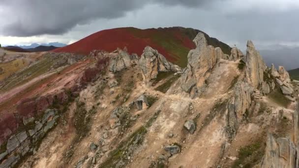 Vinicunca, Rainbow Mountain, Peru 'da kırmızı renkli dağ taşları havadan drone görünümü — Stok video