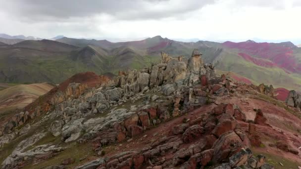 Antenn drönare syn på röda clored berg stenar i Vinicunca, Rainbow Mountain, Peru — Stockvideo