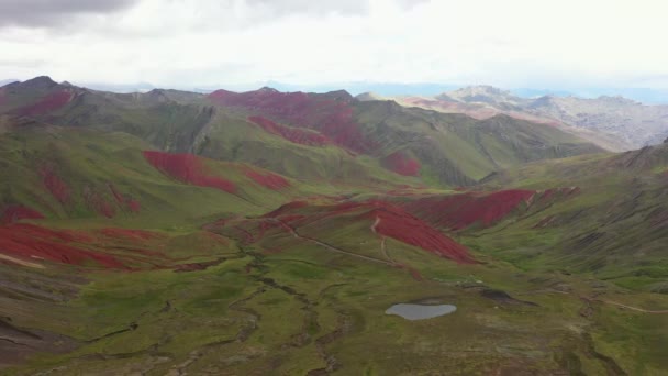 Panorama aereo drone della mozzafiato Valle Rossa delle Ande, Perù — Video Stock