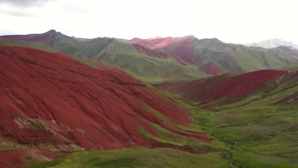 Panorama de drones aéreos de tirar o fôlego Red Valley of Andes Mountains, Peru — Vídeo de Stock